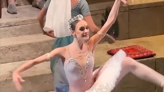 [What's wrong with this girl?!] Olga Marchenkova's Italian and Whip Turns in "La Bayadère" with exag