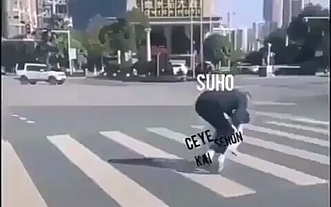 【EXO】เมื่อคุณพ่อผู้แสนอบอุ่นอย่างมยอนพ่อพาเด็กๆ ข้ามถนน...