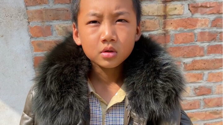 Setelah anak berusia tujuh atau delapan tahun, jangan lagi pakai baju yang terlihat seperti baju ana