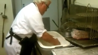 A real video of Grandpa KFC making KFC himself, showing his skillful operation and his unique secret
