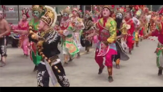 Yingge Dance in Chaoshan flashed on the streets, netizens lamented "a hundred ghosts parade at night