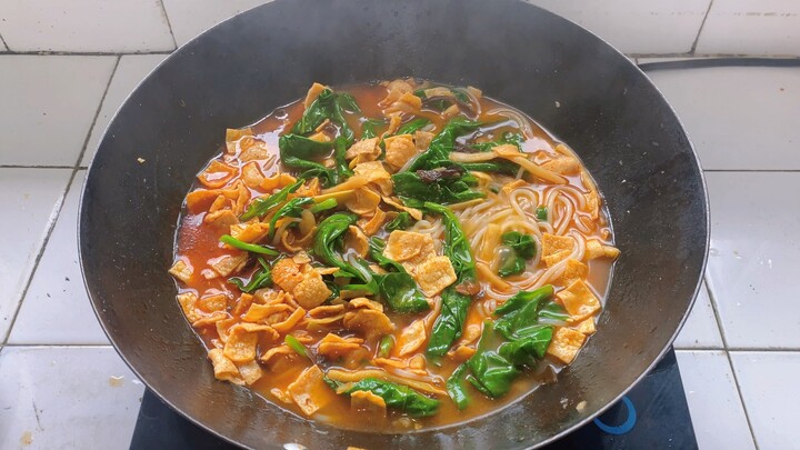 I cooked mom a super-smelly, super-spicy snail noodle soup. She kept coughing nonstop and complainin