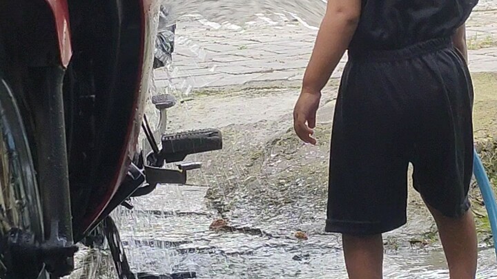 anak kecil cuci motor