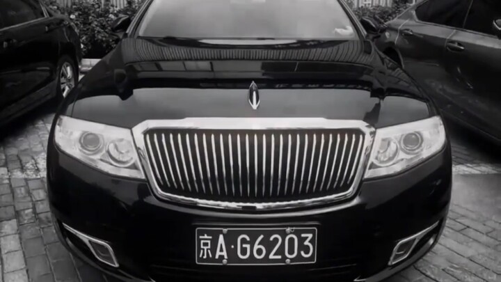 “Đồng chí nhỏ, sao cậu đứng còn cao hơn cả tôi thế?”