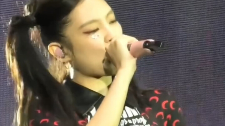 Ôi trời? Với mức âm lượng của Jennie thế này thì hoàn toàn không nghe được phần nhạc nền luôn á!!! Q