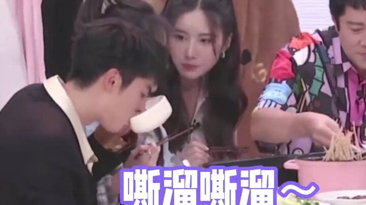 While everyone else is busy socializing, only Wang Hedi is seriously enjoying his meal!