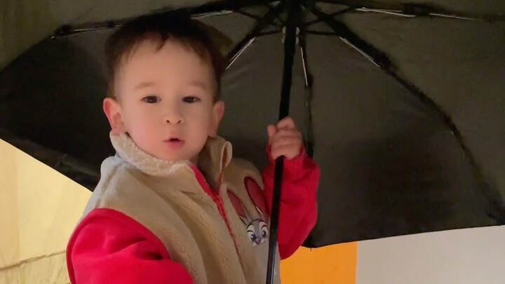 Bagaimana Latte Bisa Keluar Pegang Payung, Terus Pulang Basah Kuyup?