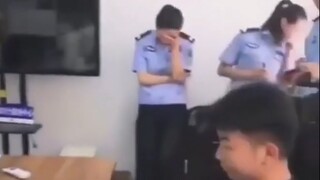 Polisi itu akan mati karena menertawakanmu!