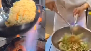 طاهي سيبي يقلب المقلاة مقابل طاهي الفندق يقلب المقلاة