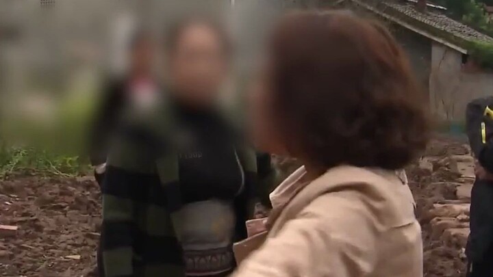 The villagers are very united in building the road in the village.