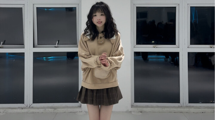 【Little Hamster】is a cute curly-haired one