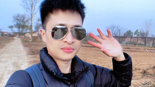 第一批回家过年的人，已经在村口玩上运镜了