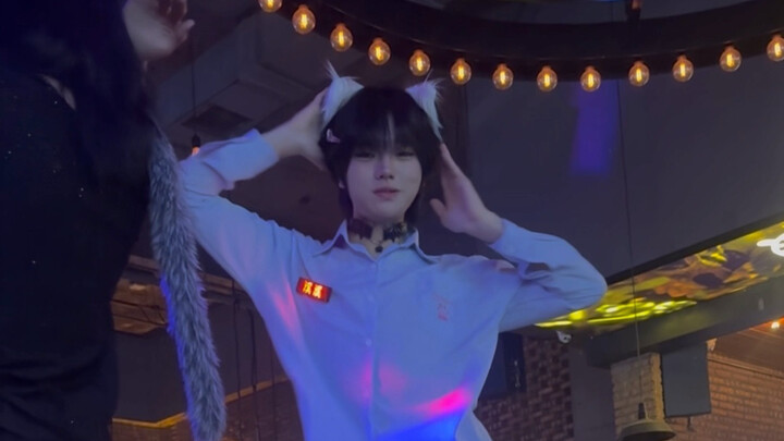 Di bar masih ada cowok seimut ini?