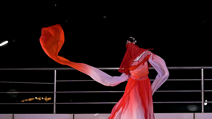 Koreografi untuk segmen "Opera Tarik Sutra" mungkin akan dihapus setelah beberapa saat~