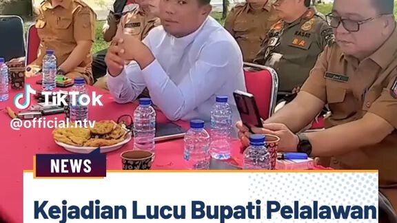 ketika rapat di luar ruangan tapi pohon tampaknya sudah muak ketika ia mendengar kata 8 miliar