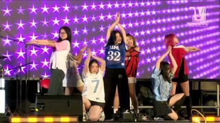 在校庆上表演