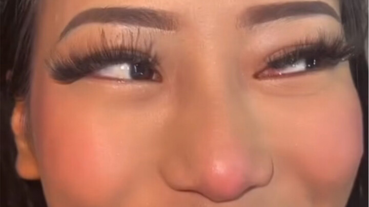 妹妹说她喜欢的人说她丑，姐姐马上给她化妆