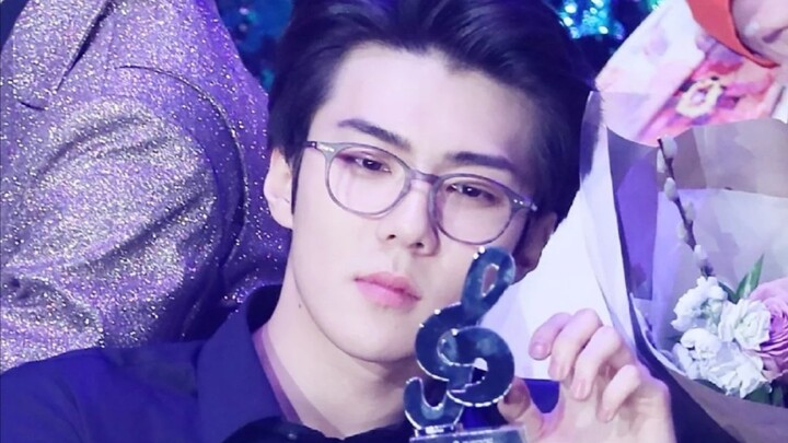 Wu Shixun EXO, chẳng phải đã nói là không hứng thú với con gái sao! Có trong chuyên mục bìa đấy!