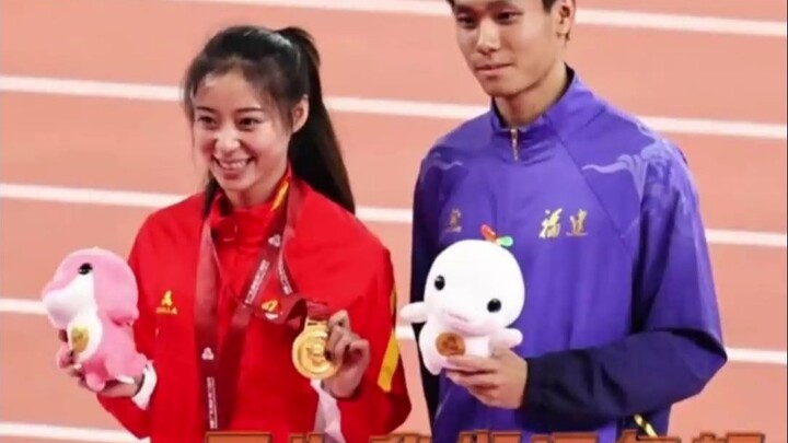 Medali emas dan kekasihnya sama-sama berada di sampingnya