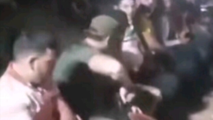 Produksi Rockstar, rekaman langsung rekan tim Timur Tengah yang menstabilkan senjata hanya dengan sa