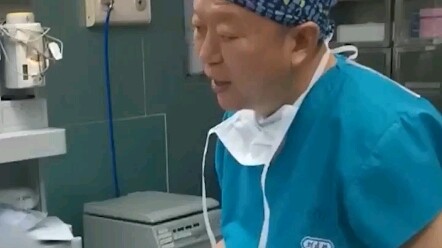 Cô gái thực hiện cùng lúc bốn liệu trình nâng ngực, nâng mông, làm đầy khuôn mặt và hút mỡ; vừa tỉnh