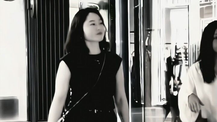 จิ่วเหยียนดูเหมือนผู้หญิงของพี่ใหญ่ในนิยายจริงๆ! ทำเอาฉันเคลิบเคลิ้มจนเดินต่อไม่ไหวเลย