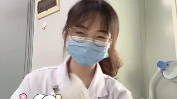 Masih ada 11 batang lagi, selesai merangkai baru pulang kerja.