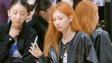 Instruktur JENNIE sedang memeriksa tugas vokal BABYMONSTER - "GONE (penyanyi asli: ROSÉ)"