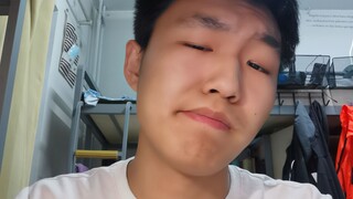 关于一对情侣把我当成墙顶着亲的事情
