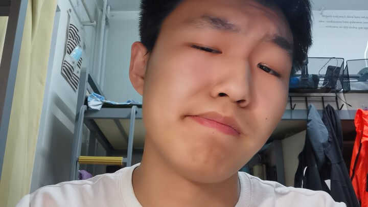 关于一对情侣把我当成墙顶着亲的事情