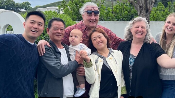 Menantu perempuan Amerika saya dan keluarganya bertemu ibu saya yang Tionghoa! Setelah empat tahun, 