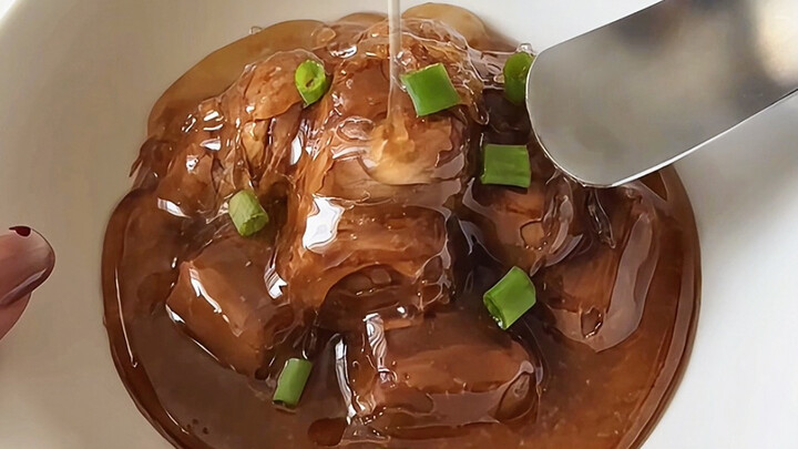 You’ve gotta grab this braised pork and yogurt bowl with your white noodles!