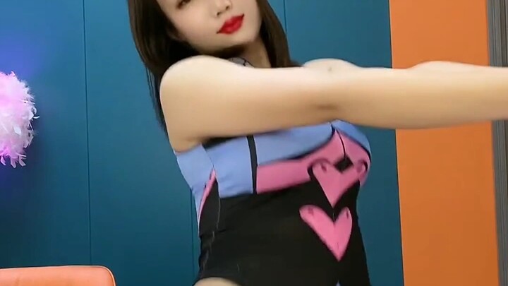 Hot Dance in Shorts 3