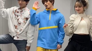 “一开始以为只有三小只 镜头一转 二哥你在干什么”