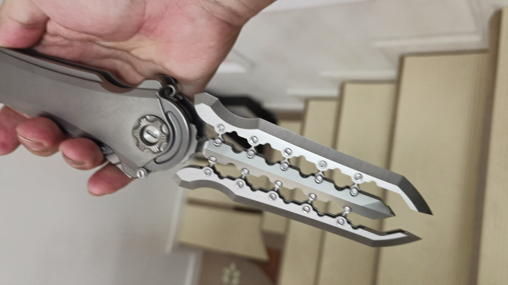 لم أكن أتوقع قبل استلامه أن بإمكانك اللعب ببراعة باستخدام وحدة التحكم بيد واحدة!