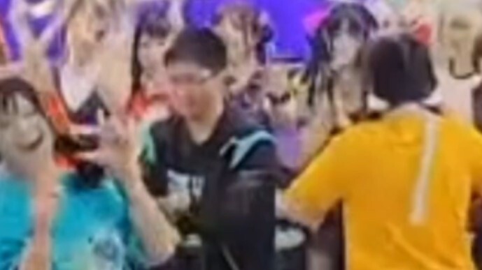 Ketika saya menari di berbagai permainan peran (dipukuli)