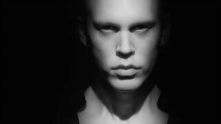 原来《沙丘2》中哈克南人没有头发和眉毛的原因是生存环境受到高度污染，他们晒不到太阳，无法获取充足的营养！