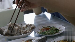 监狱伙食清汤寡水的，亲爹出狱，捧着骨头肉不撒手！