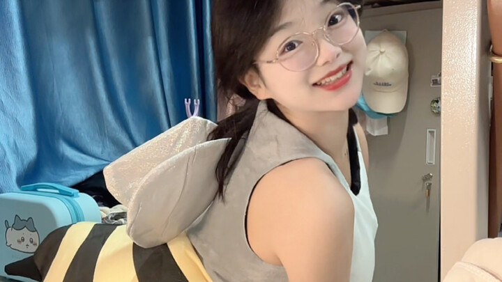 听说某女大变成一只蜜蜂了
