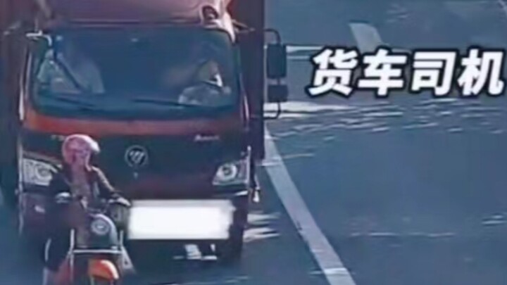 Xe trắng: Tôi đã cố hết sức rồi, cô gái ơi, tôi không cố ý đâu, chắc là ông nào đó xô tôi thôi. Cô g
