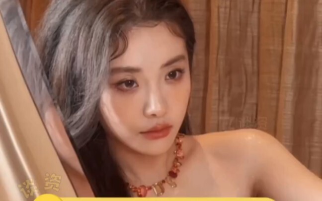 I knew Yuyan has a lot of hair, but the moment she tilted her head up after washing it totally blew 