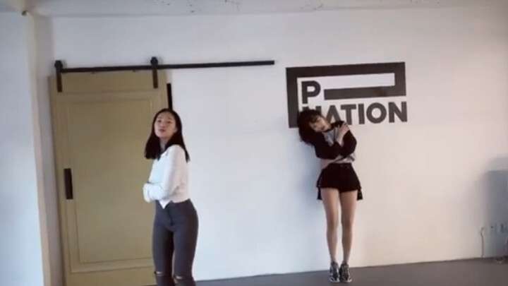 【Kim Hyun-ah】Sis is practicing dancing again!!! That "V" sign is so cute!