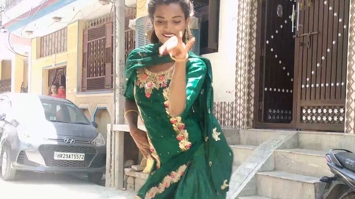 Cute eunuch girl-----dancing casually on the street, enjoying it (Hijras non-shemale transgender Ind