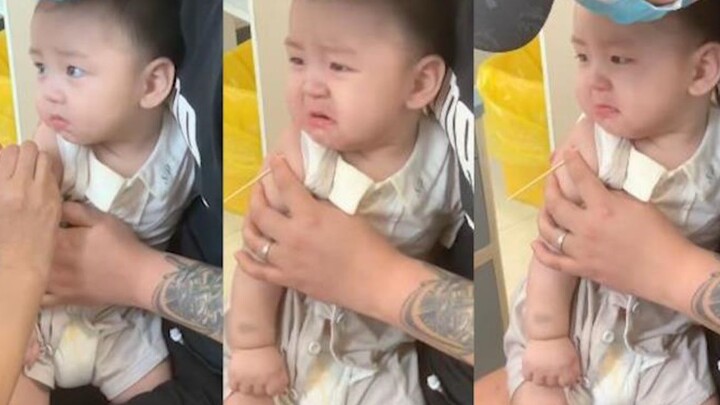 Bayi berusia setengah tahun disuntik, hanya memasang ekspresi sambil menahan air mata tanpa menangis