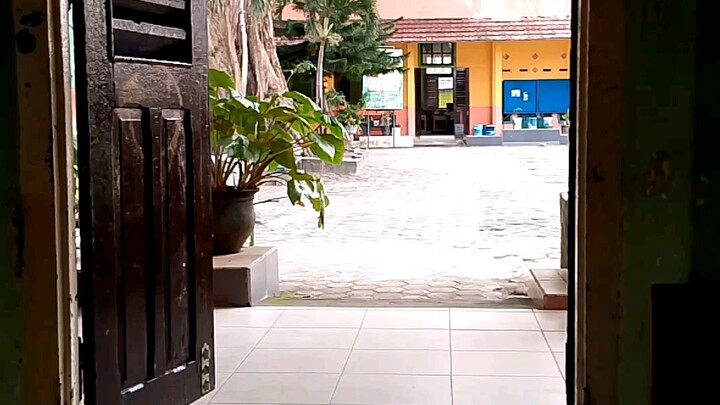 Pintu, Lapangan, Sekolah