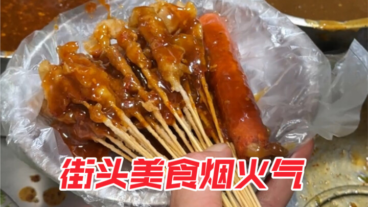 ชอบถนนเล็กๆ แบบนี้สุดๆ เลย! สิบไม้ไส่ในแป้งพาย ราคาประหยัด ปริมาณจุใจ หมูเสียบไม้ชุบแป้งแล้วทาซอสสูต