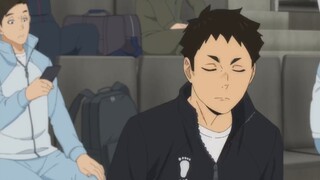 Semua orang di Karasuno makan sambil menonton pertandingan tim Kucing. Dongfeng sangat sensitif dan 