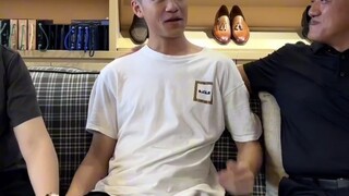 คุณหนูผู้มั่งคั่งมาที่เฉิงตูเพื่อสั่งทำชุดราตรี ชุดสูทสำหรับพิธีฉลองวันบรรลุนิติภาวะของเพื่อนนักเรีย