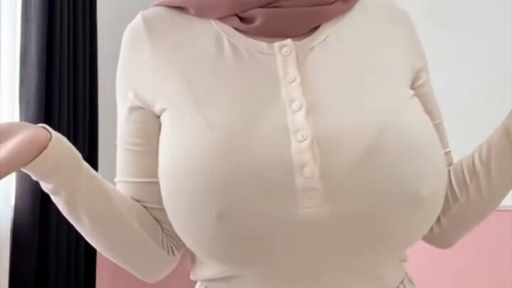 Astaga! Aku terlalu dekat dengan kakak iparku, dan aku hampir menyentuhnya 🤤