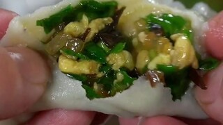 Saya memenangkan perdebatan dengan wanita di lantai atas, jadi saya merayakannya dengan memakan bebe